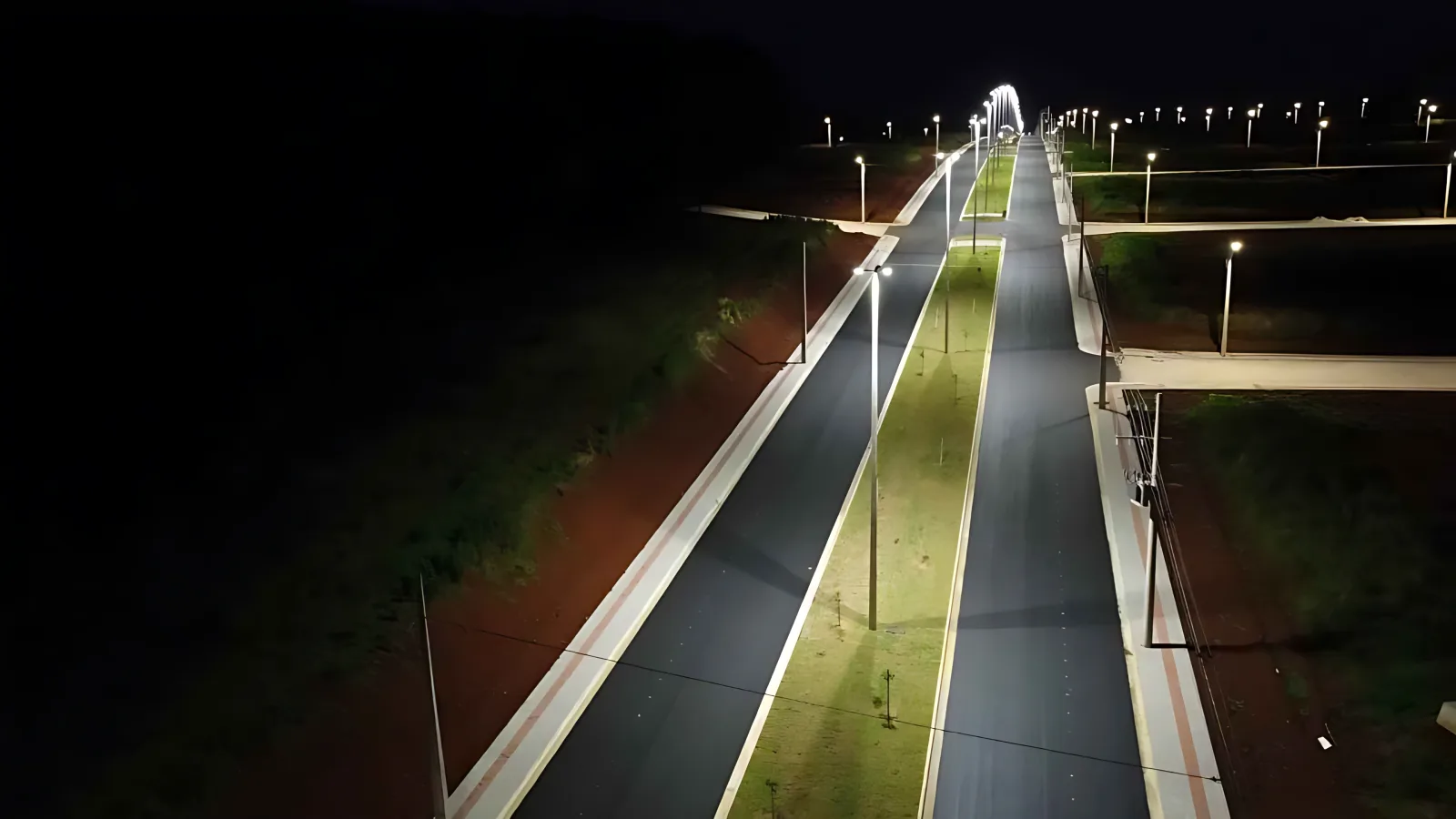 Avenida com canteiro central iluminado