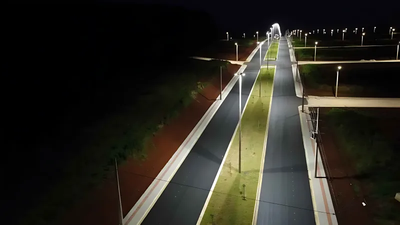 Avenida com canteiro central iluminada por postes em LED