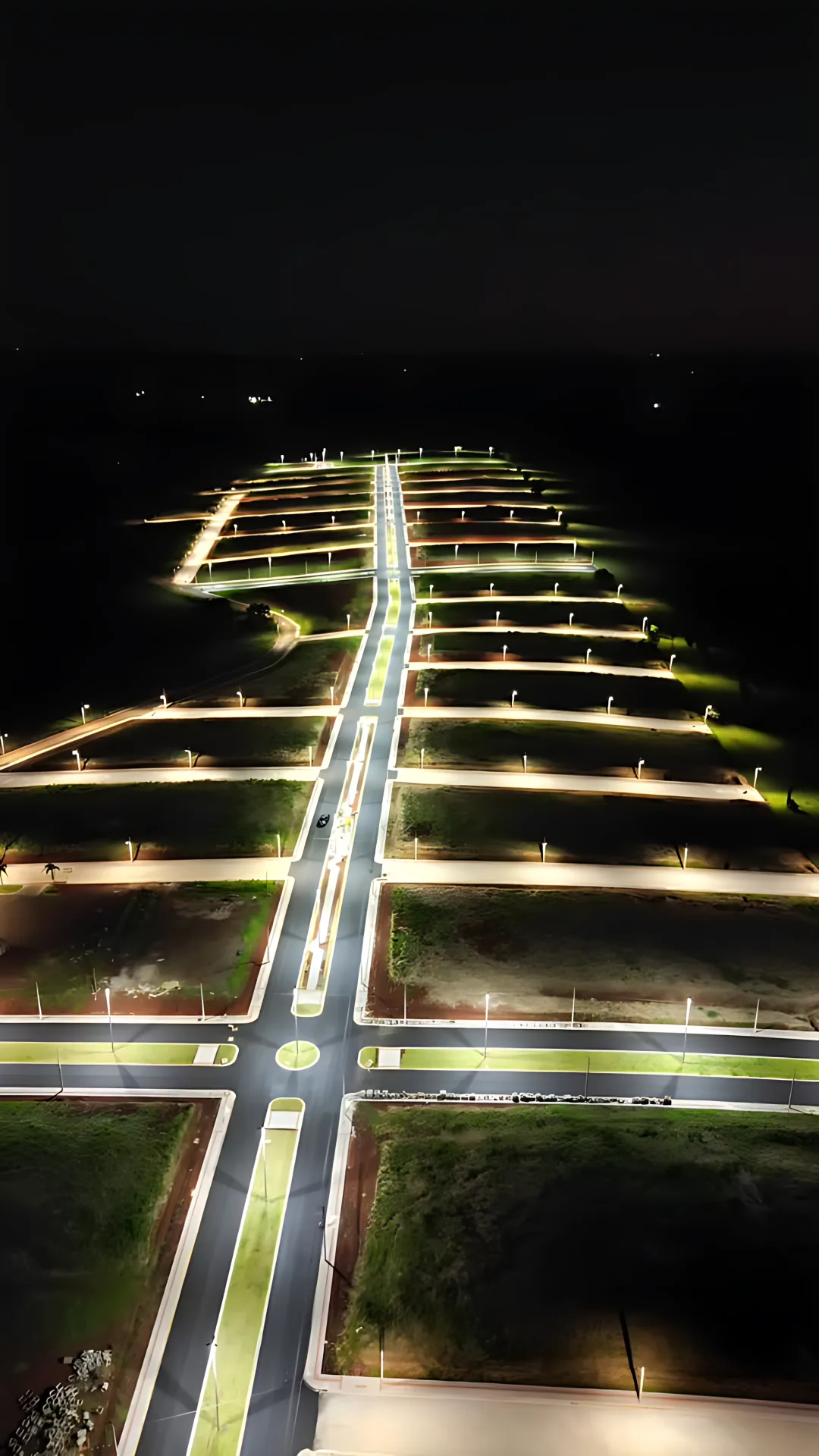 Avenida do Ville Bodanese iluminada à noite, vista de cima