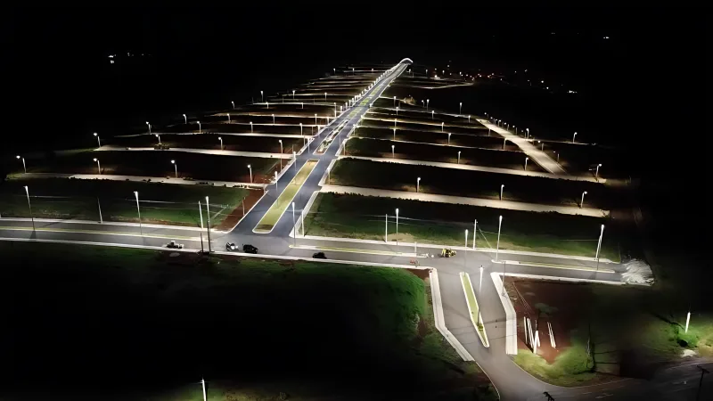 Vias iluminadas à noite